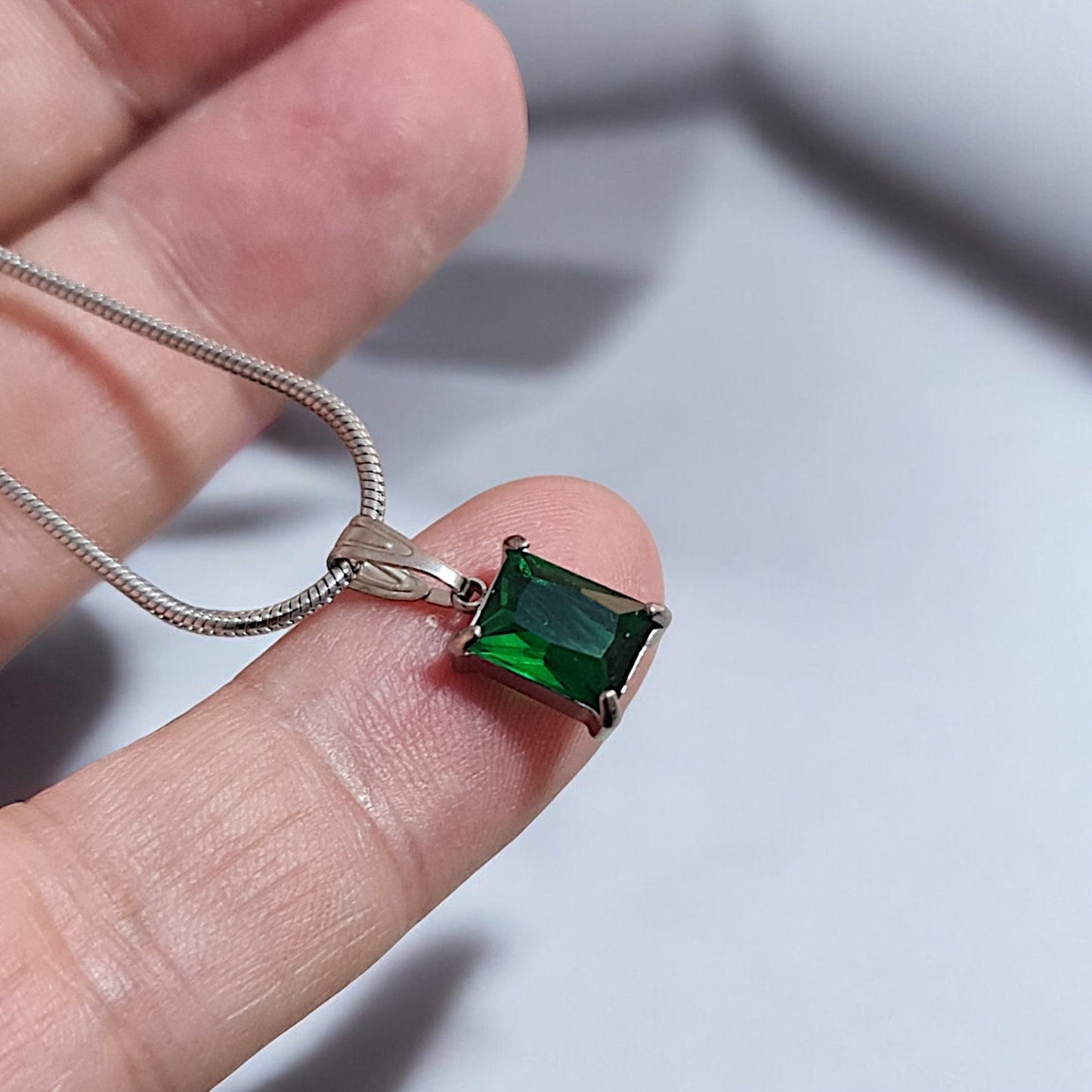 Elegant Men's Emerald Necklace - Minimalist Business Suit Accessories