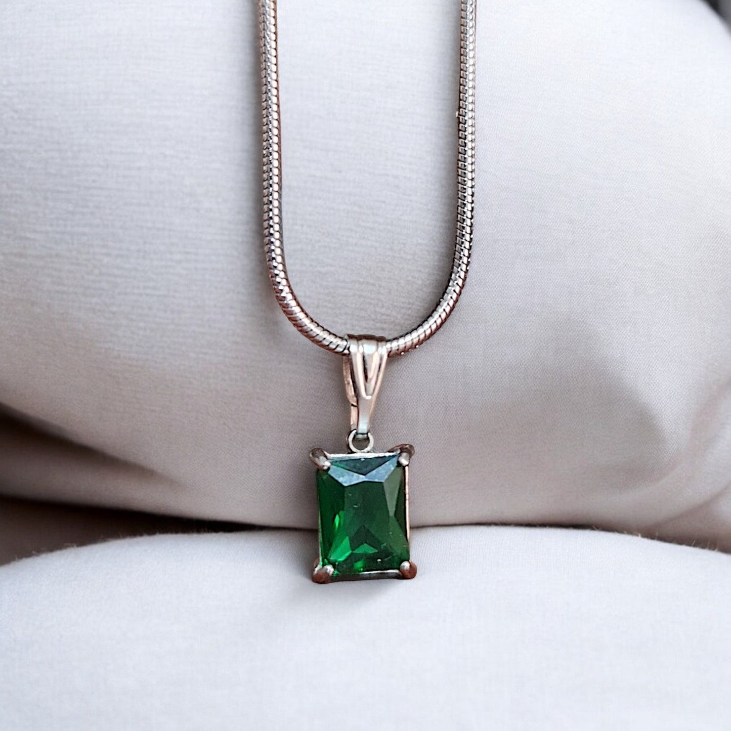 Elegant Men's Emerald Necklace - Minimalist Business Suit Accessories