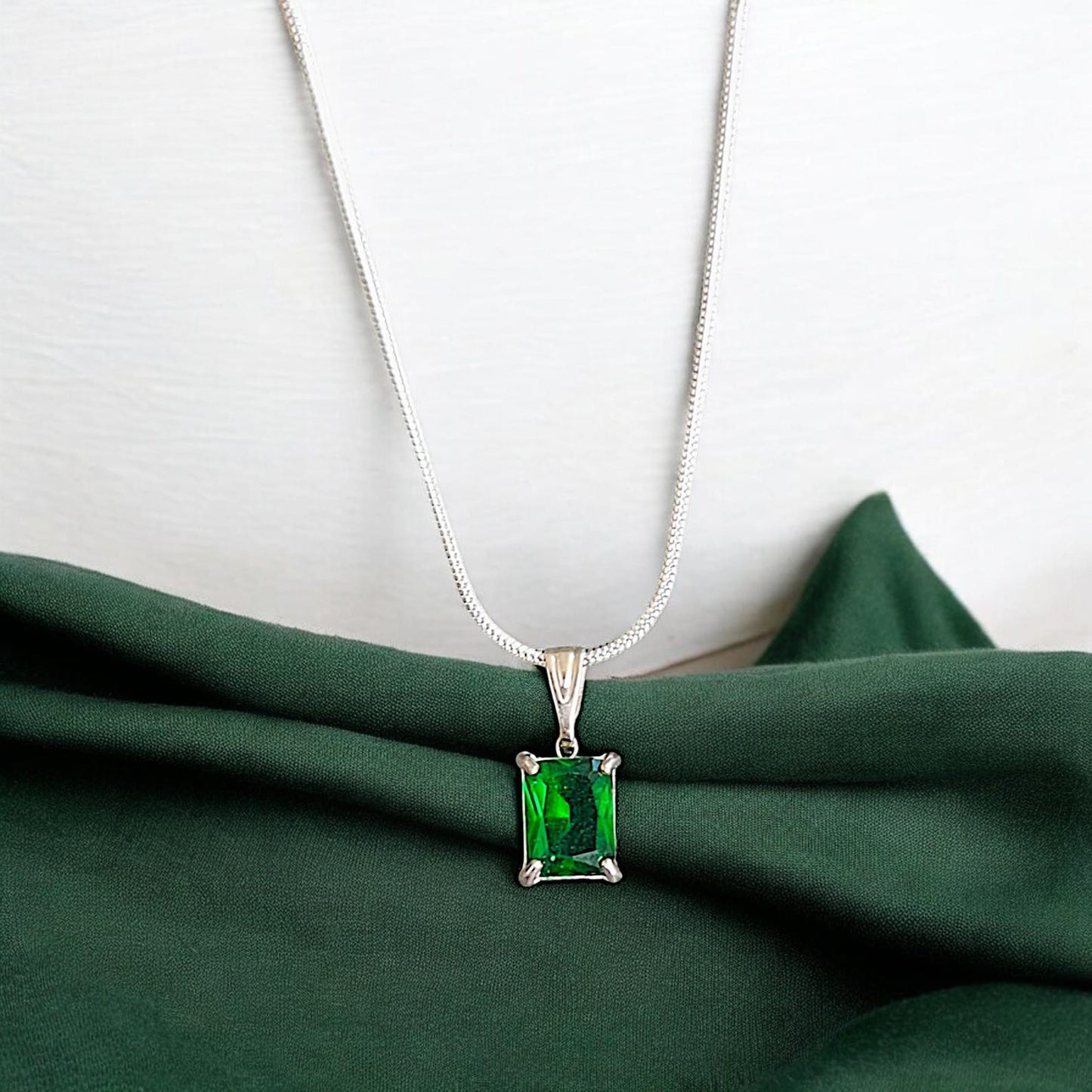 Elegant Men's Emerald Necklace - Minimalist Business Suit Accessories